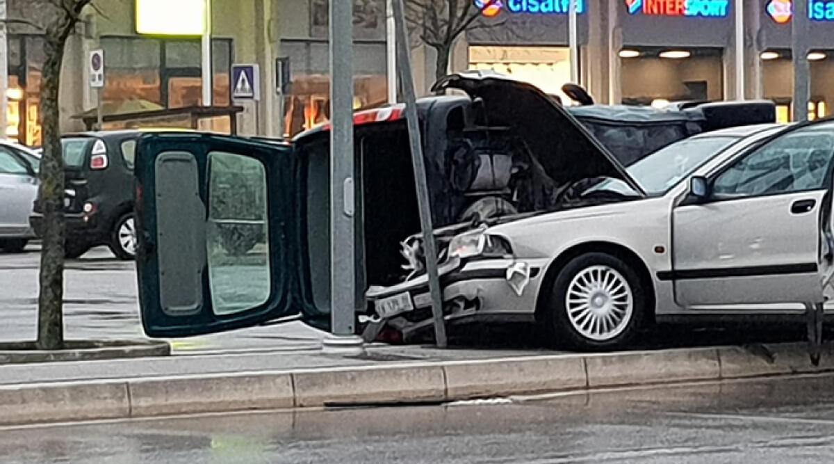 Rocambolesco incidente nel parcheggio dell'Iper al centro Romagna Shopping Valley - Il luogo dell'incidente
