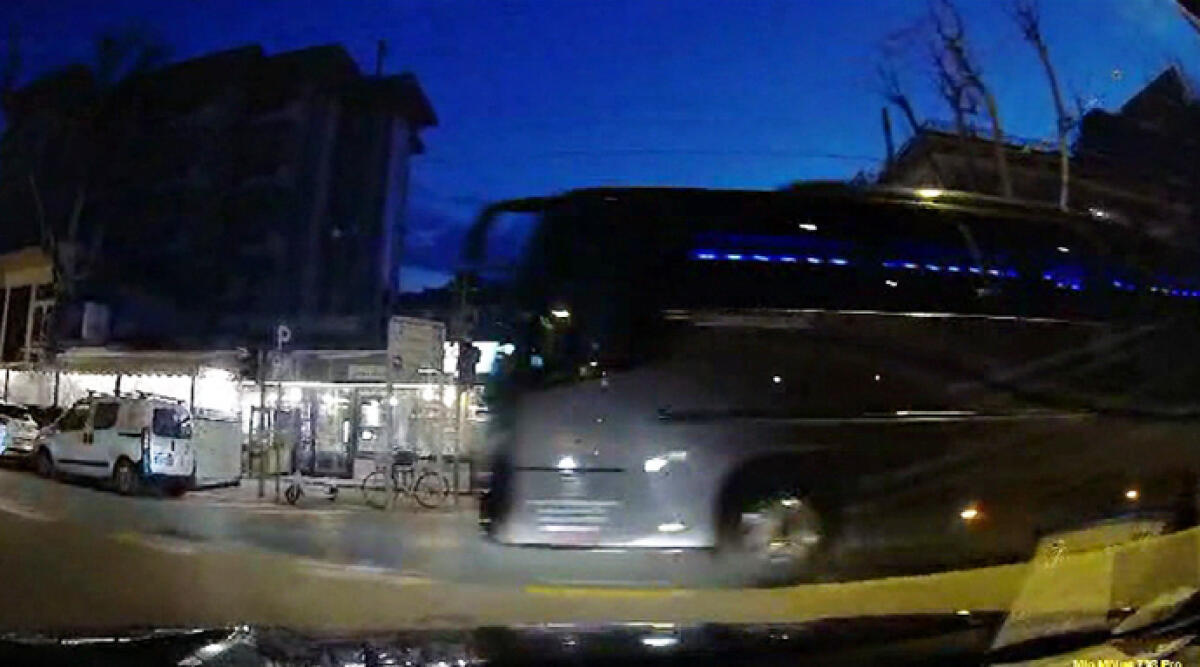 Rimini, pullman brucia il rosso: collisione evitata per un soffio - Il pullman mentre passa con il rosso