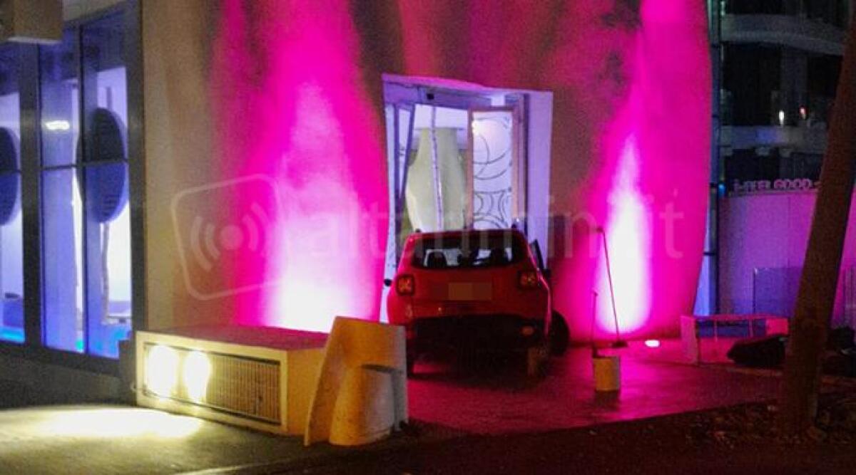 Ai domiciliari l'automobilista che scatenò il caos a Miramare e si schiantò contro ingresso dell'hotel -