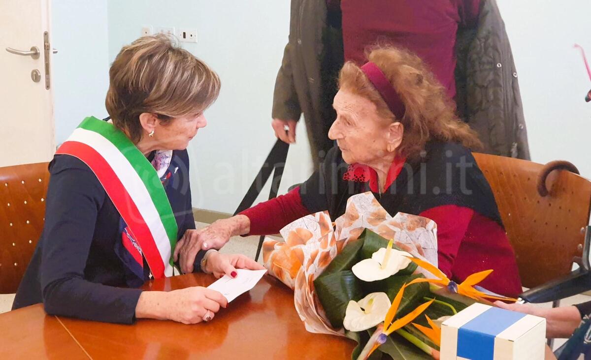 Bidella amatissima e prima "bartender": nonna Pierina festeggia 100 anni a Riccione -