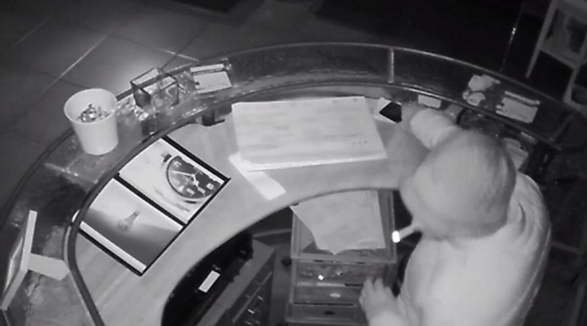 Raid notturno a Riccione: frantumata la vetrina di un Kebab per 380 euro - Foto di repertorio