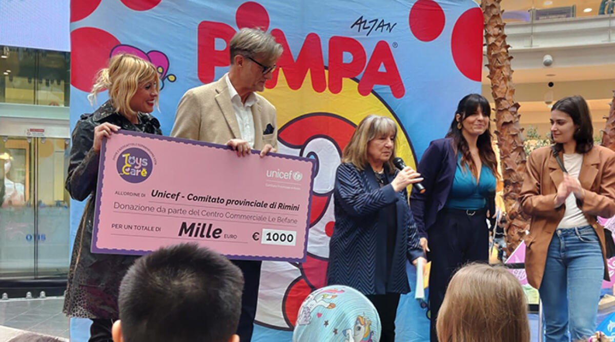 Solidarietà: donazione di giochi e sorrisi alle Befane Shopping Centre - Consegna assegno Unicef