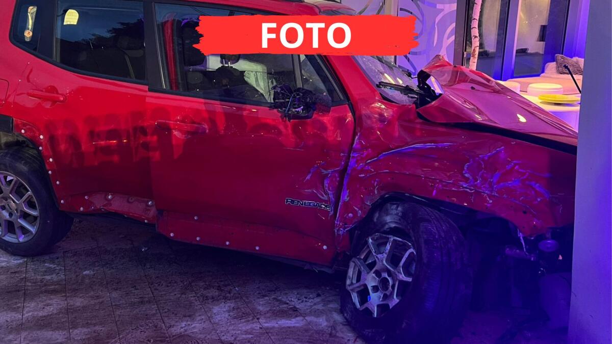 Caos a Rimini: automobilista in fuga investe pedone e si schianta contro hotel - L'auto finita contro l'ingresso dell'hotel