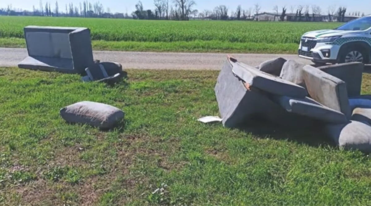 Divano abbandonato: 10mila euro di multa e la polizia locale glielo riporta a casa - Il divano abbandonato