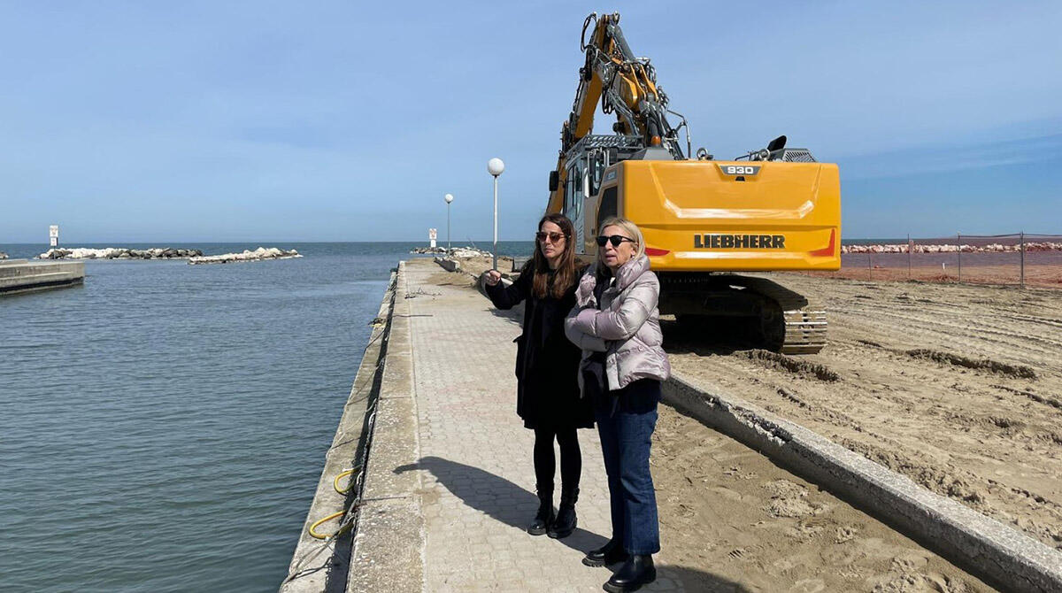 Cattolica, al via i lavori di dragaggio del torrente Ventena - La Sindaca Franca Foronchi e l'Assessora al Demanio Claudia Gabellini