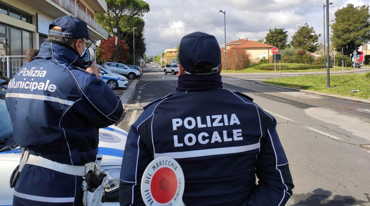 Fuga contromano e sorpassi azzardati tra le strade di Villa Verucchio: maxi sanzione per un 26enne -