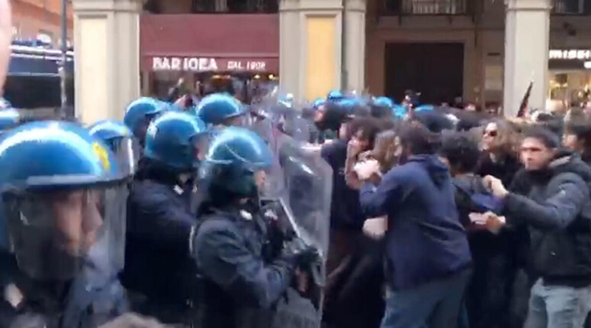 Scontri a Bologna: manifestanti e polizia fronteggiati durante l'apertura dell'anno accademico - Foto Ansa