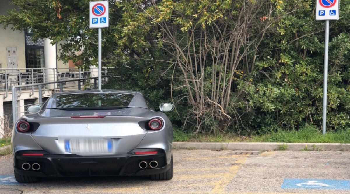 Parcheggi per disabili occupati senza permesso. La segnalazione - L'auto parcheggiata