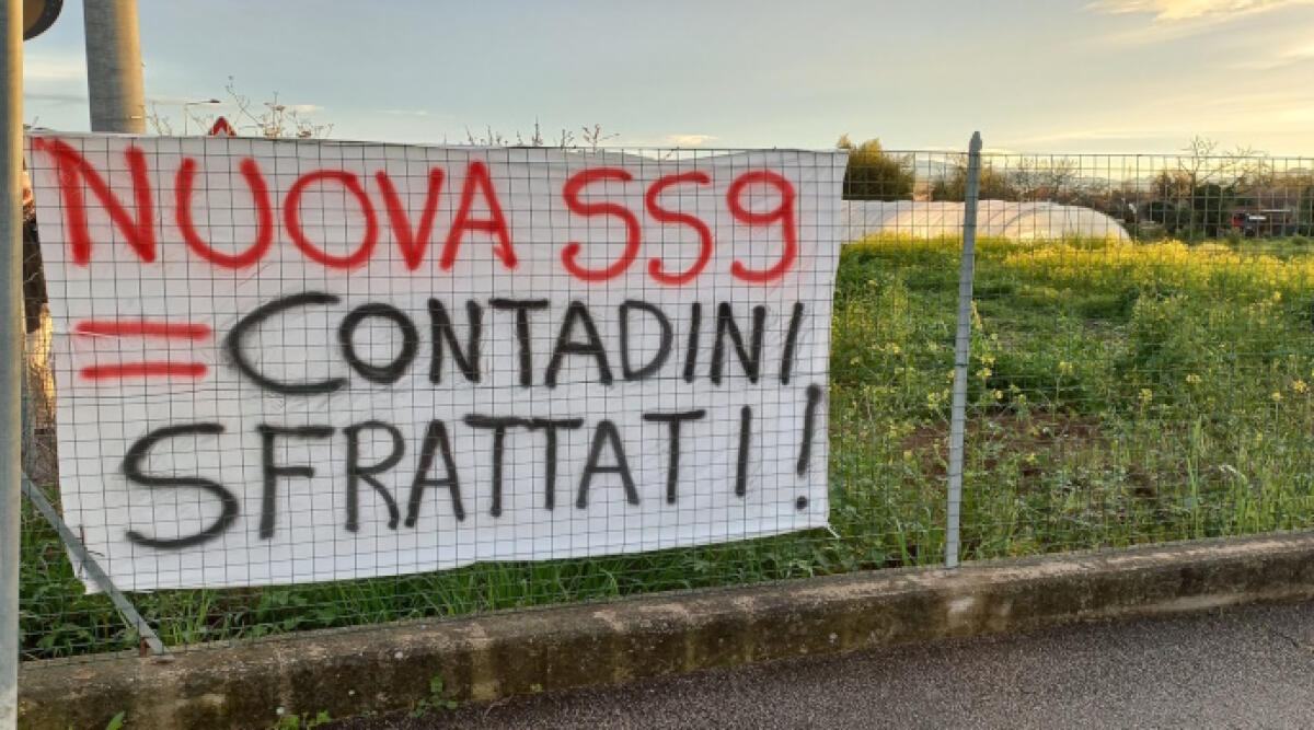 A Santa Giustina protesta per i lavori Circonvallazione: rischio di “gravi conseguenze ambientali” - Uno degli striscioni sulla via Emilia