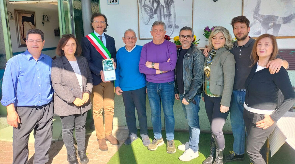 La forza della famiglia: la Pizz'Osteria da Mazza è la prima Bottega Storica di Coriano - La consegna della speciale targa del progetto di valorizzazione di Confcommercio della provincia di Rimini