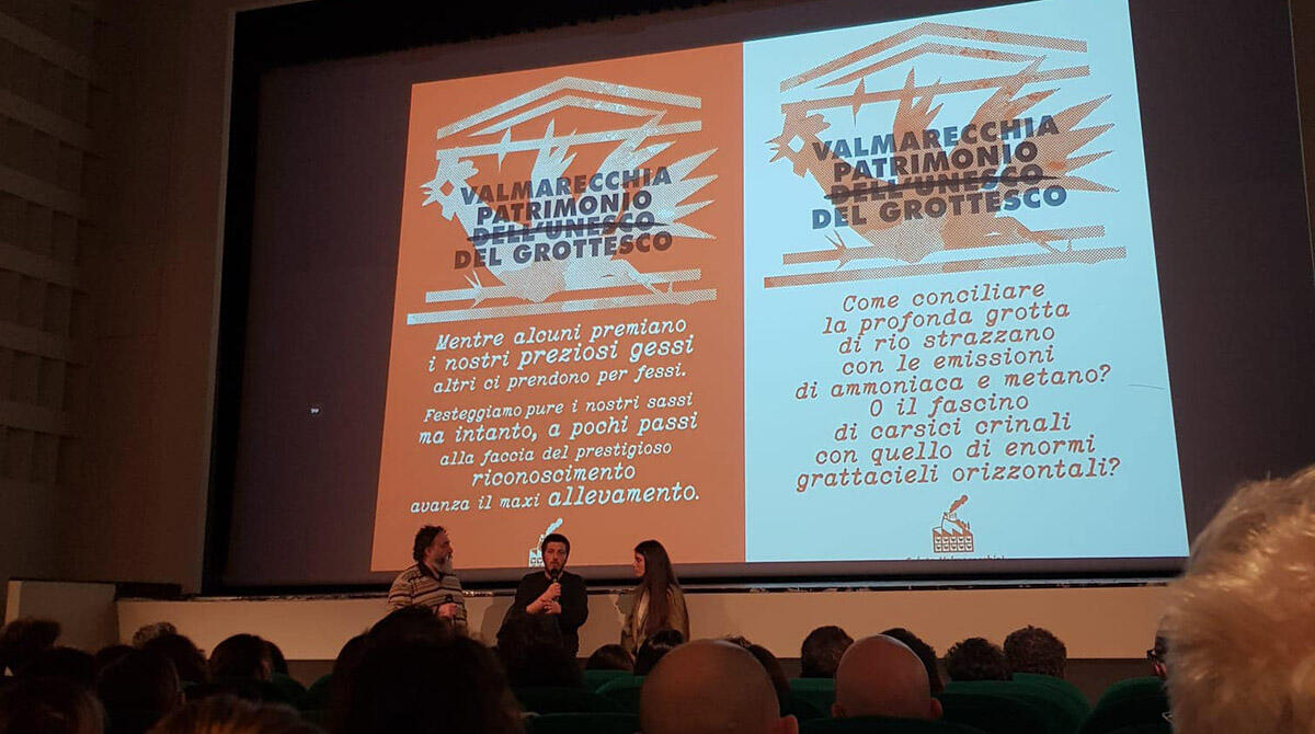 A Novafeltria si parla dell'industria della carne: Fileni nel mirino. Comitato attacca i Sindaci - Foto della data di Santarcangelo del tour "Food for Profit"