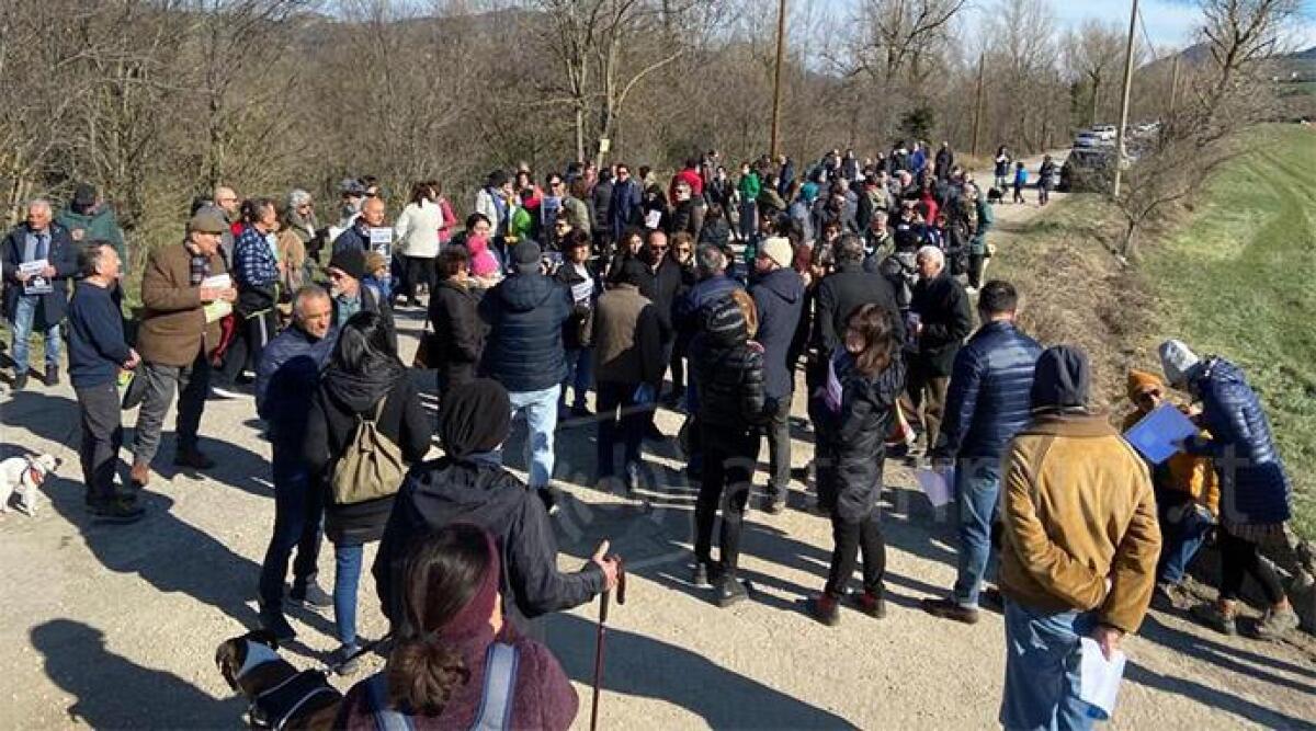 Protesta contro l'allevamento Fileni: in marcia al Municipio di Maiolo - I manifestanti alla Cavallara
