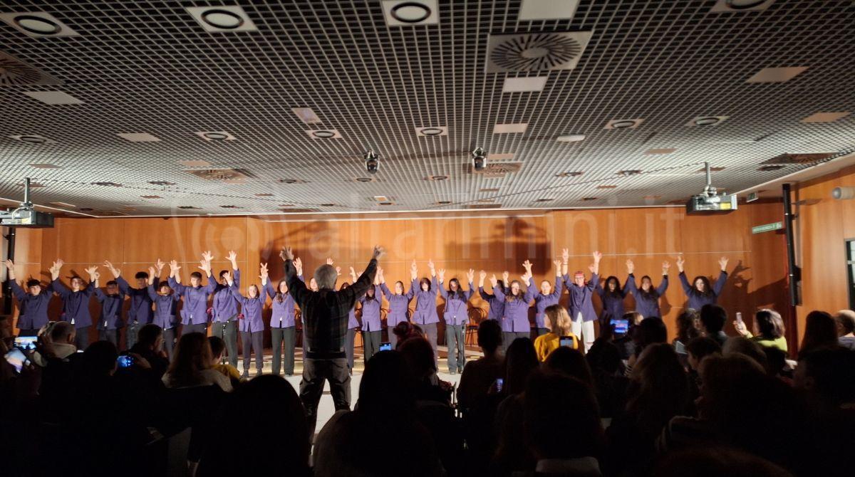 Uno spettacolo teatrale contro il bullismo: 6 classi coinvolte nel progetto Sgr Rimini - Il finale dello spettacolo