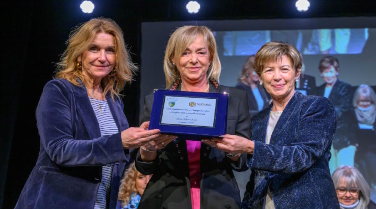 Le donne che aiutano chi ha bisogno: ecco le sei riccionesi premiate per il loro impegno nel volontariato - La premiazione