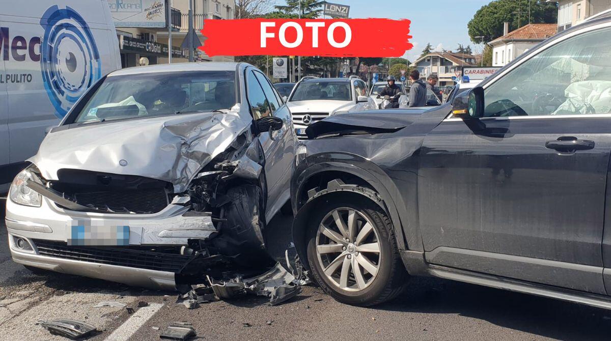 Tamponamento e frontale: incidente a Riccione. Coinvolti 3 veicoli - Le immagini dell'incidente in via Circonvallazione, Riccione