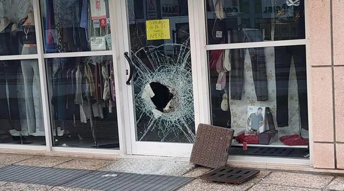 Serie di spaccate con tombino nel riminese: nuove accuse a carico del 40enne già arrestato in flagrante - Uno dei negozi rapinati