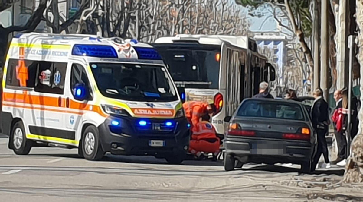 Donna in bicicletta investita da un bus: picchia violentemente la testa - Le immagini dell'incidente avvenuto a Bellariva di Rimini