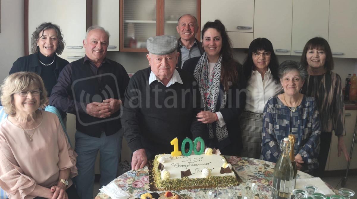 Santarcangelo, il club dei centenari si allarga: tanti auguri a Nello Macina - Nello Macina insieme ai familiari e alla sindaca Alice Parma