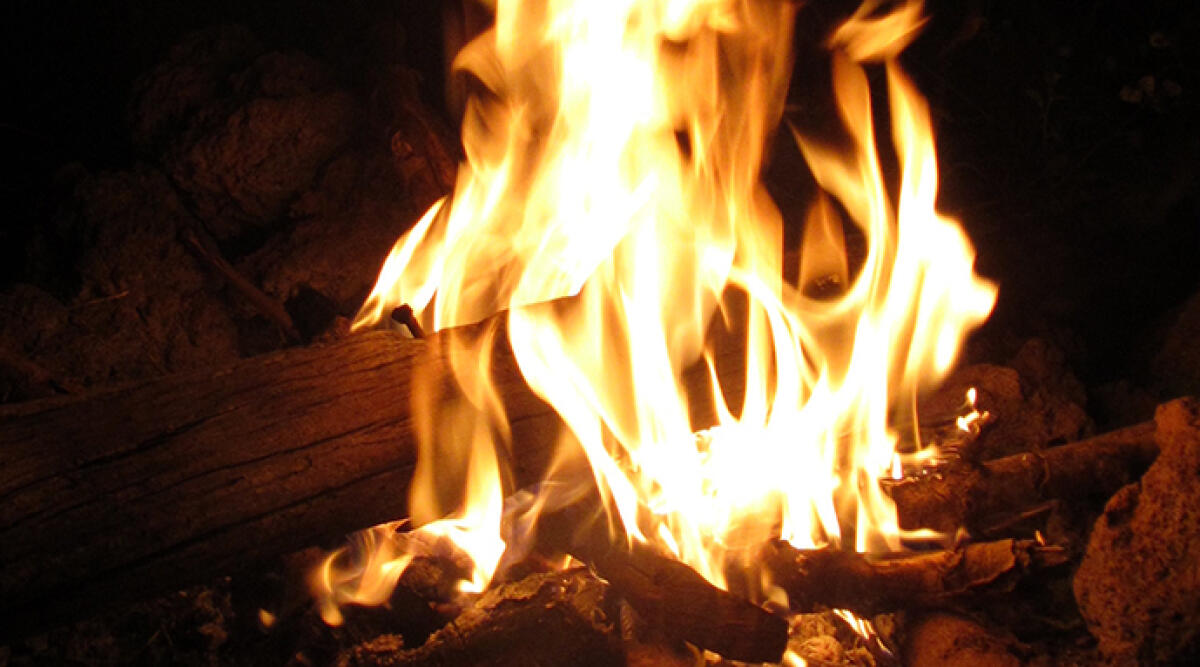La notte delle fogheracce: falò accesi per salutare la primavera. Ecco dove - A vertical shot of burning wood in a campfire at night
