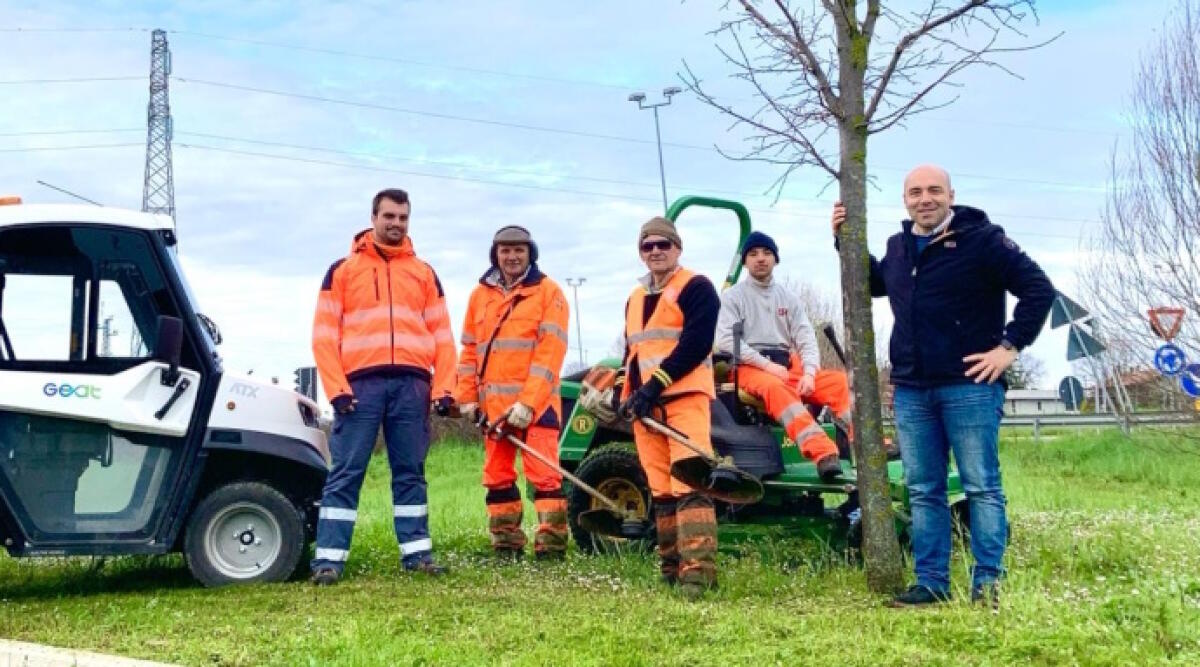 Verde urbano, al via sfalci e diserbi nei giardini e parchi di Cattolica - L'assessore Uguccioni e i giordinieri di Geat