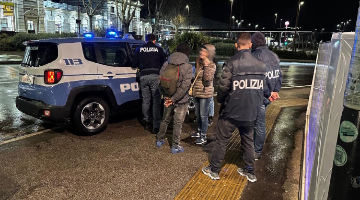 Rimini: controllate nella notte 80 persone, tra i bivacchi nei bar, identificato un 30enne - Controlli della Polizia (repertorio)