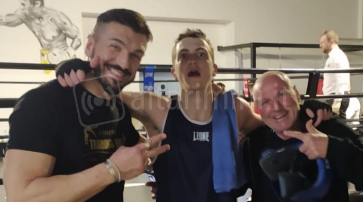 Sconfitta con onore per Fabbri (Boxe Santarcangelo) al Torneo di Reggio Emilia - Alberto Fabbri con il maestro Matteo Azzali  della boxe Parma e Tiziano Scarpellini