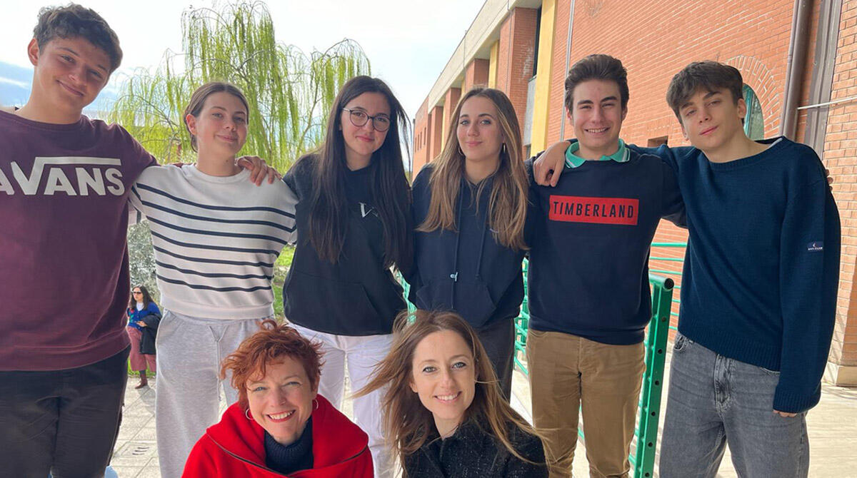 Da Principianti a Campioni: studenti del liceo Volta-Fellini vincono il regionale di dibattito - Edoardo Bonifazi, Azzurra Gabellini, Emanuele Tonini di 2C e Battelli Rebecca, Simone Gini e Sofia Reinhart di 2D insieme alle prof Federica Totaro e Rossana Righetti