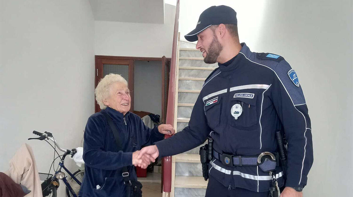 Investe anziana e scappa: il pirata della strada rintracciato. La figlia ringrazia la Polizia Locale - La signora investita insieme all'Agente scelto Jader Bonanni