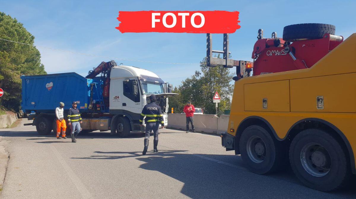 Camion si guasta improvvisamente sulla Superstrada: traffico in tilt verso San Marino - Le immagini dell'incidente