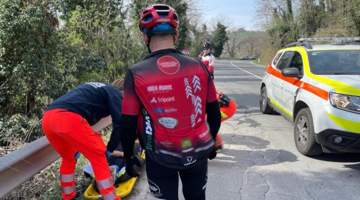 Buche in strada e forse un malore, il giro in bici domenicale finisce male: brutta caduta per un 55enne - Un momento dei soccorsi