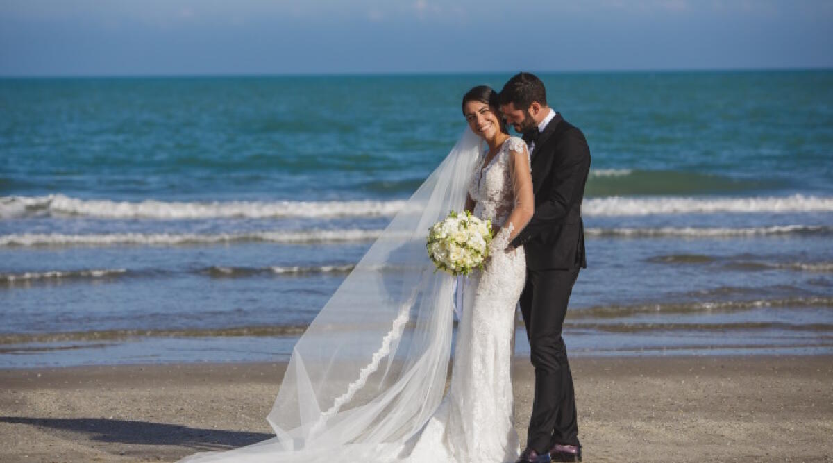 Rimini è la città dei matrimoni: 28 quelli celebrati nel 2023 dal mare al centro storico - Un matrimonio in spiaggia (repertorio)