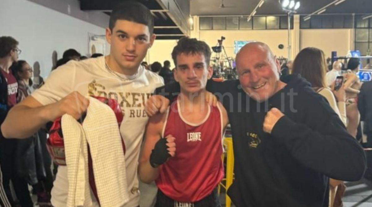 Al Torneo Regionale Esordienti, sconfitta con onore per Giuseppe Castaldo (Boxe Santarcangelo) - Giuseppe Castaldo con il maestro della Boxe Santarcangelo Tiziano Scarpellini e il pugile Johnny Salaroli
