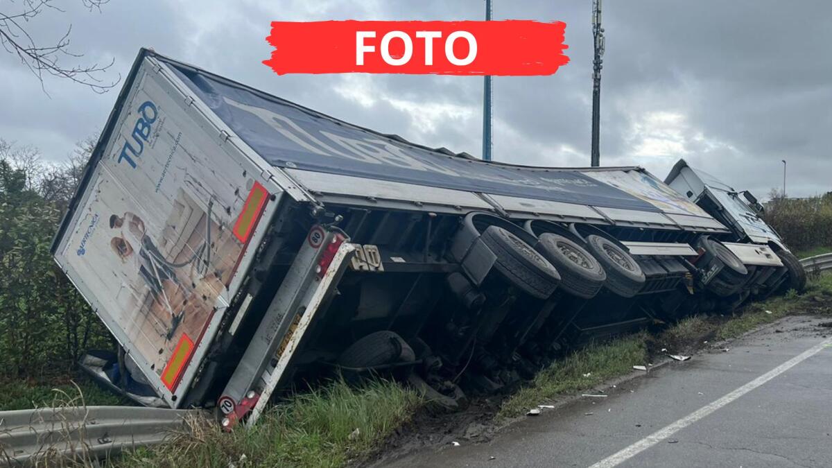 Paura sulla via Emilia, camion esce di strada e finisce nel fossato: coinvolta una vettura - Il luogo dell'incidente