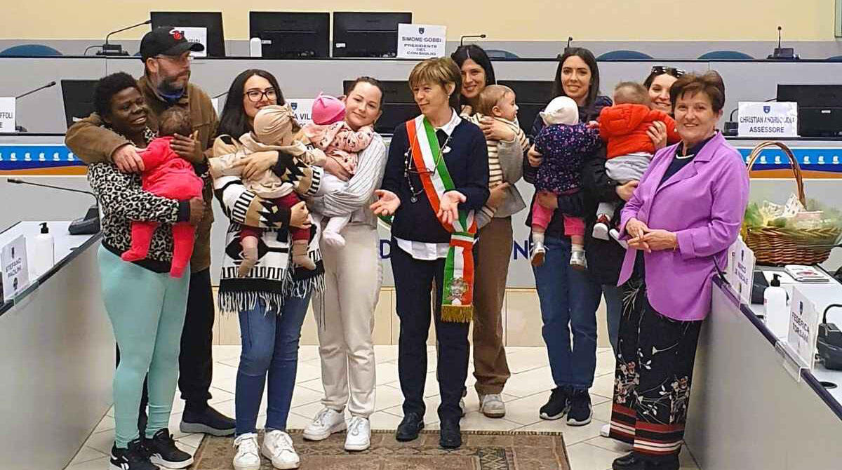 La sindaca di Riccione omaggia i neonati nella Giornata della gentilezza - 