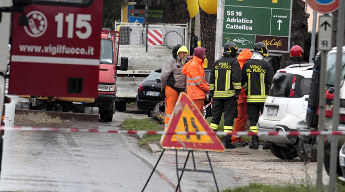 Interruzione del traffico a seguito della rottura di una tubatura del gas - L'intervento rapido delle autorità locali a San Giovanni in Marignano, Foto Amato Ballante