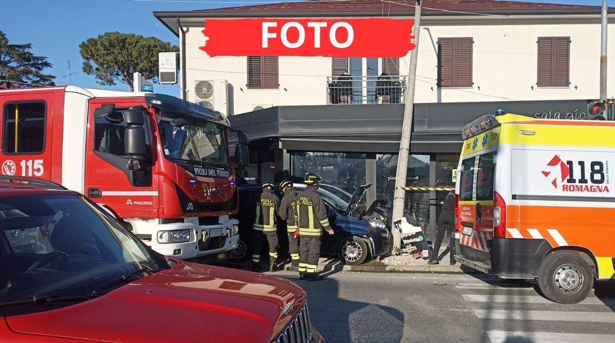 Colto da malore si schianta  contro un palo della luce: paura per un anziano alla guida - L'incidente avvenuto in via Coriano a Riccione