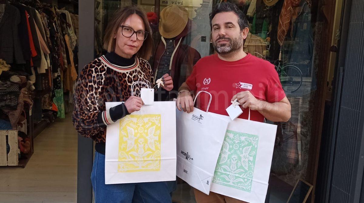 Santarcangelo solidale: per Pasqua una shopper "artistica" per aiutare l'inclusione - Giorgia Spada e il presidente dell'associazione Città Viva Alex Bertozzi con le borse realizzate a mano dai ragazzi della cooperativa