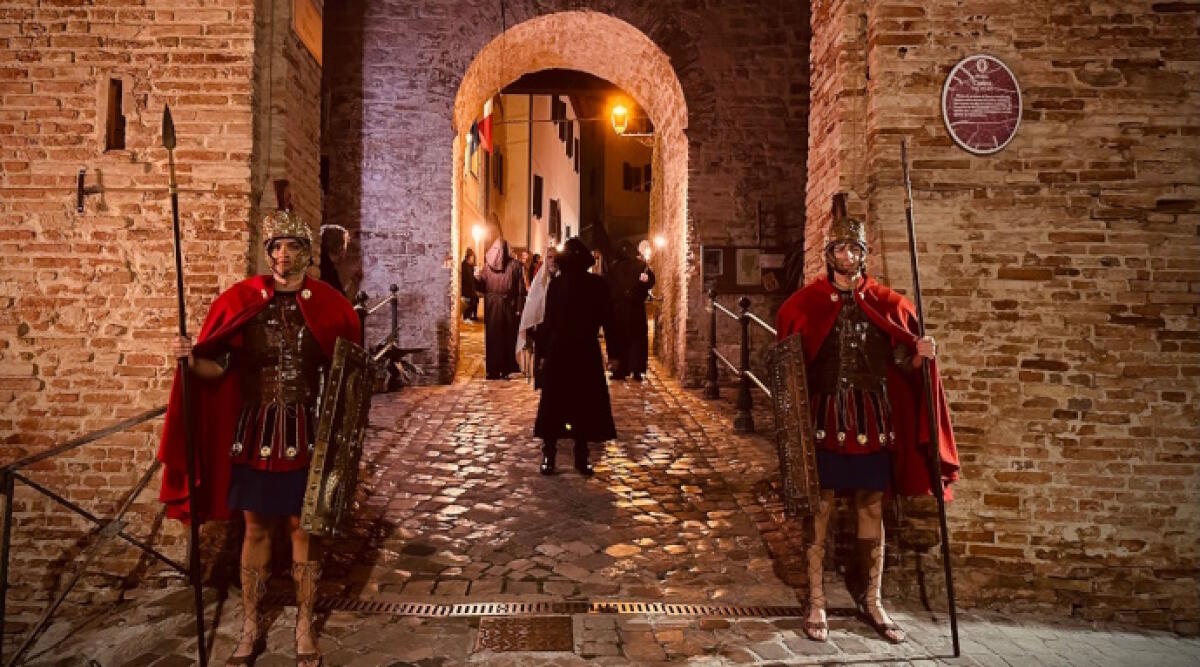 Montefiore Conca rivive la tradizione della Processione del Venerdì Santo - Processione a Montefiore