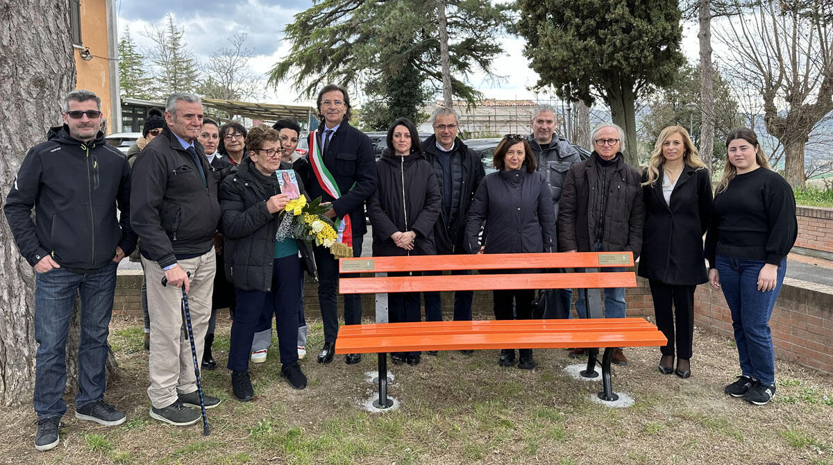 Una panchina arancione a Coriano per ricordare Antonella Orrù - Panchina arancione inaugurata a Coriano