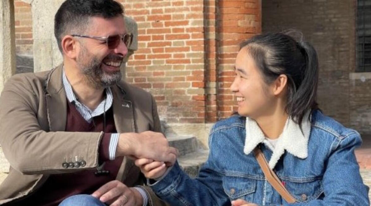 Crescono gli utenti del Centro dell’Intercultura Kurdi di Rimini, 547 utenti  nell’ultimo anno - L'assessore Gianfreda e una giovane partecipante ai corsi