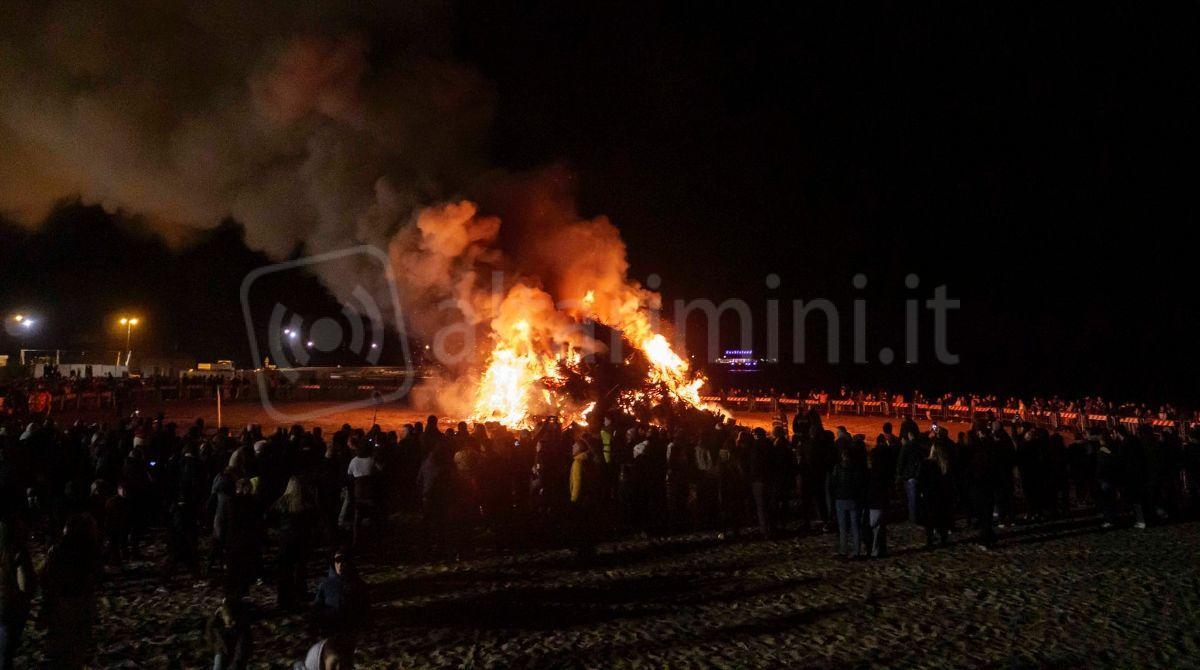Tra la spiaggia e le serre con piadina e ciambella: le Fogheracce di Rimini pronte ad accendere la festa di San Giuseppe - Fogheraccia al Porto
©Riccardo Gallini /GRPhoto