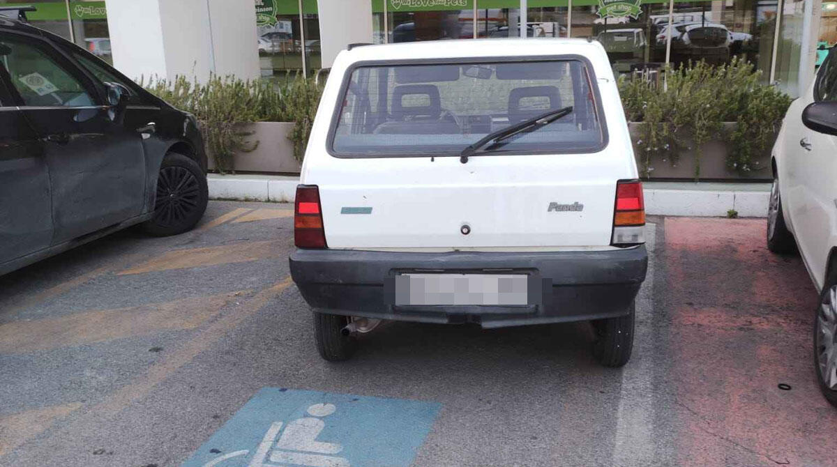 Occupa parcheggio auto per disabili senza avere il tagliando: la segnalazione - 
