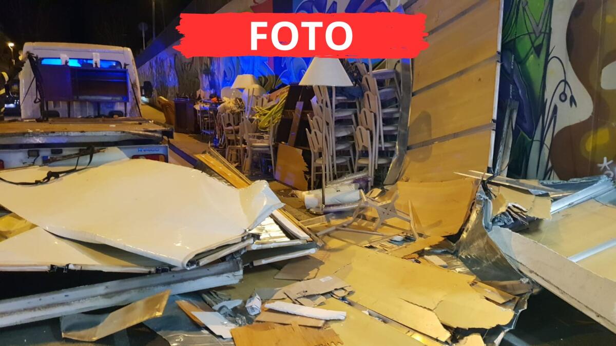 Sbatte sotto il ponte: divani, sedie e tavolini in strada. Lo schianto è impressionante - Il luogo dell'incidente