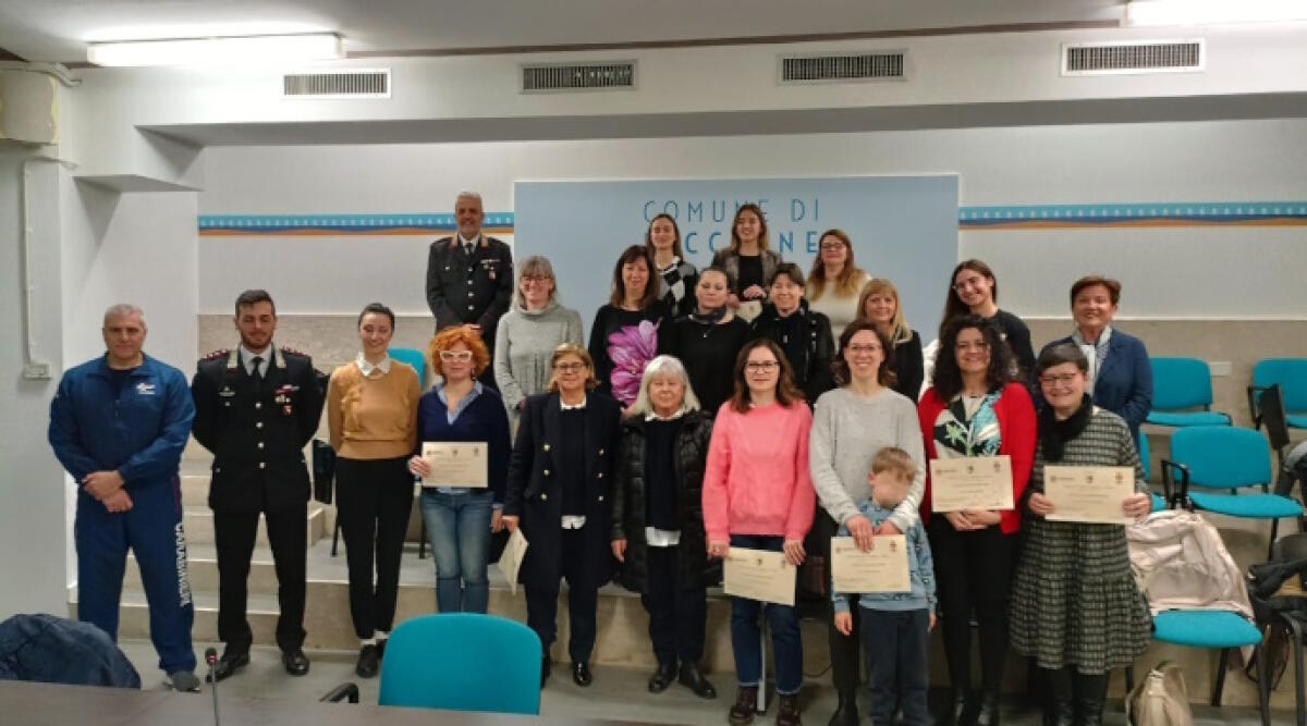 Difesa personale contro le aggressioni fisiche, verbali e psicologiche: a Riccione attestato a 25 donne - La consegna degli attestati