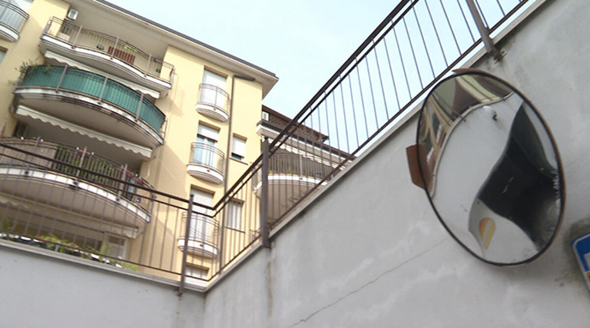 Omicidio Pierina: accertamenti telematici su cellulari e vie di fuga, l’inchiesta prosegue - La rampa dei garage del condominio di via del Ciclamino