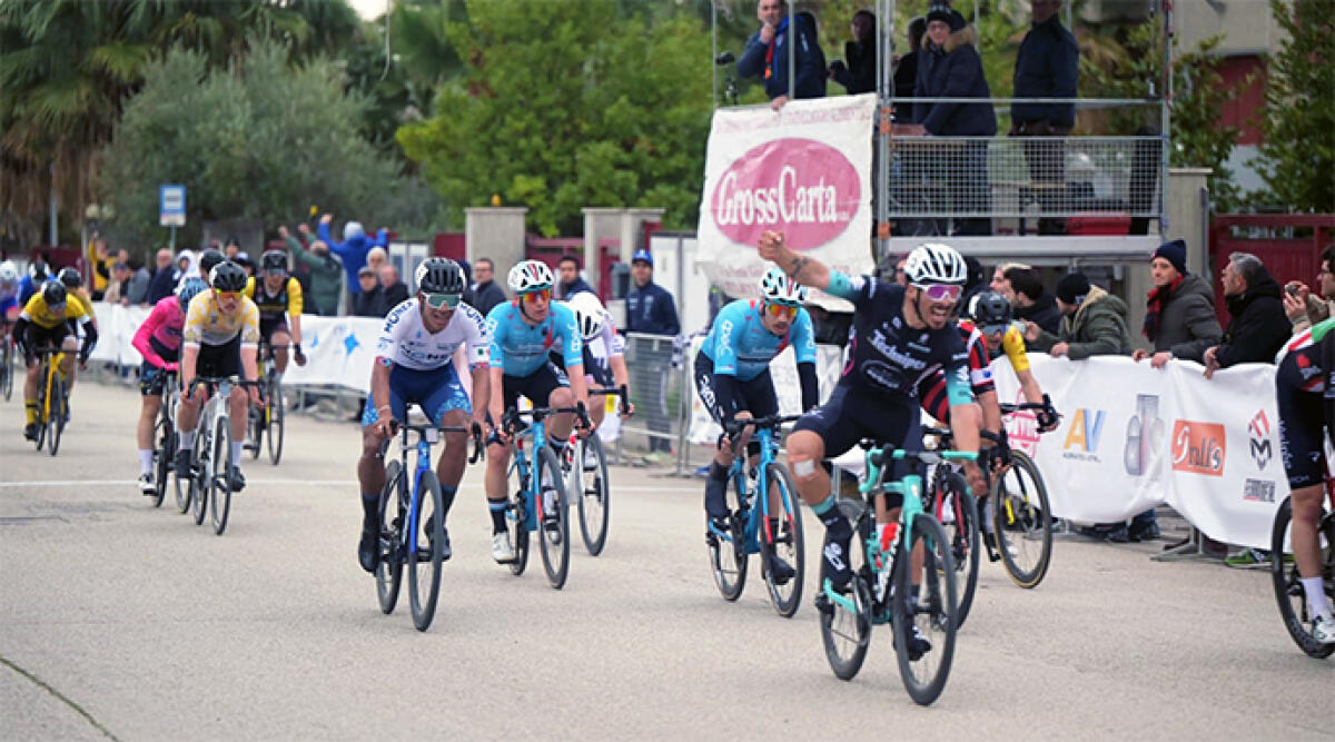 Il riccionese Lorenzo Anniballi vince in volata a Civitanova Marche - L'arrivo vincente in volata di Annibali