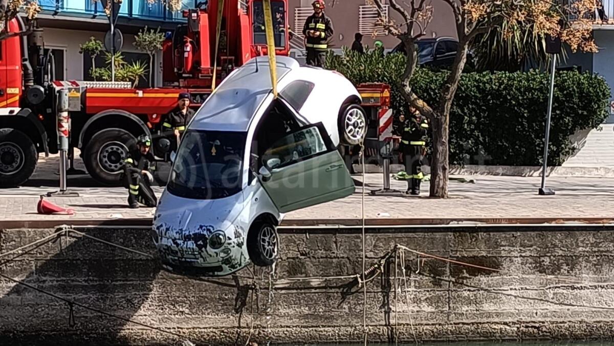 Emergenza nel porto: auto sprofonda in acqua a Cattolica - Foto Amato Ballante