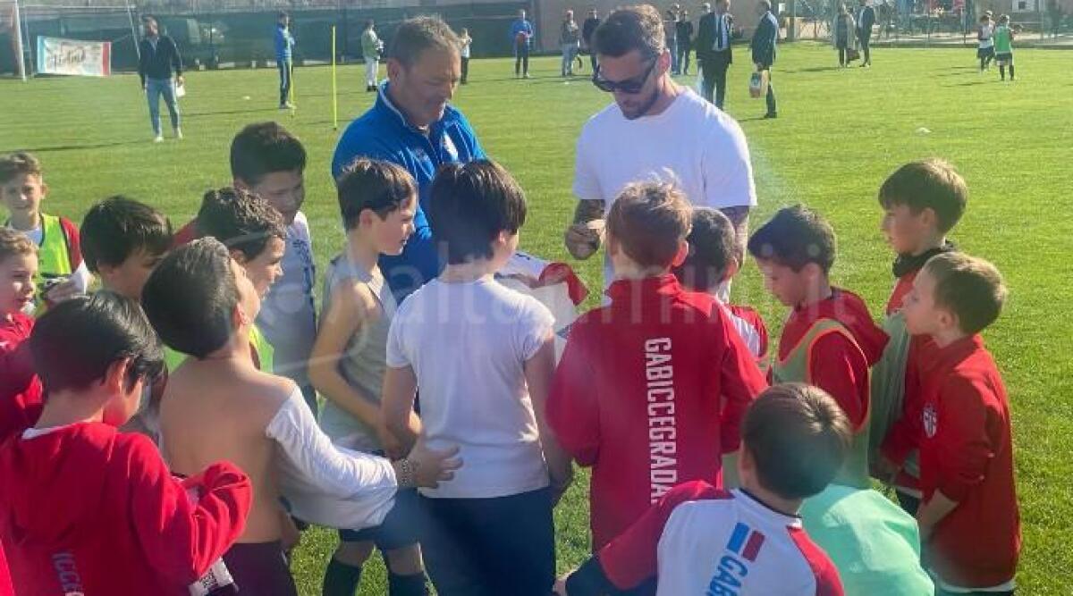 Calcio, festa al 'Magi' di Gabicce: i ragazzi del settore giovanile in campo con Claudio Marchisio - 