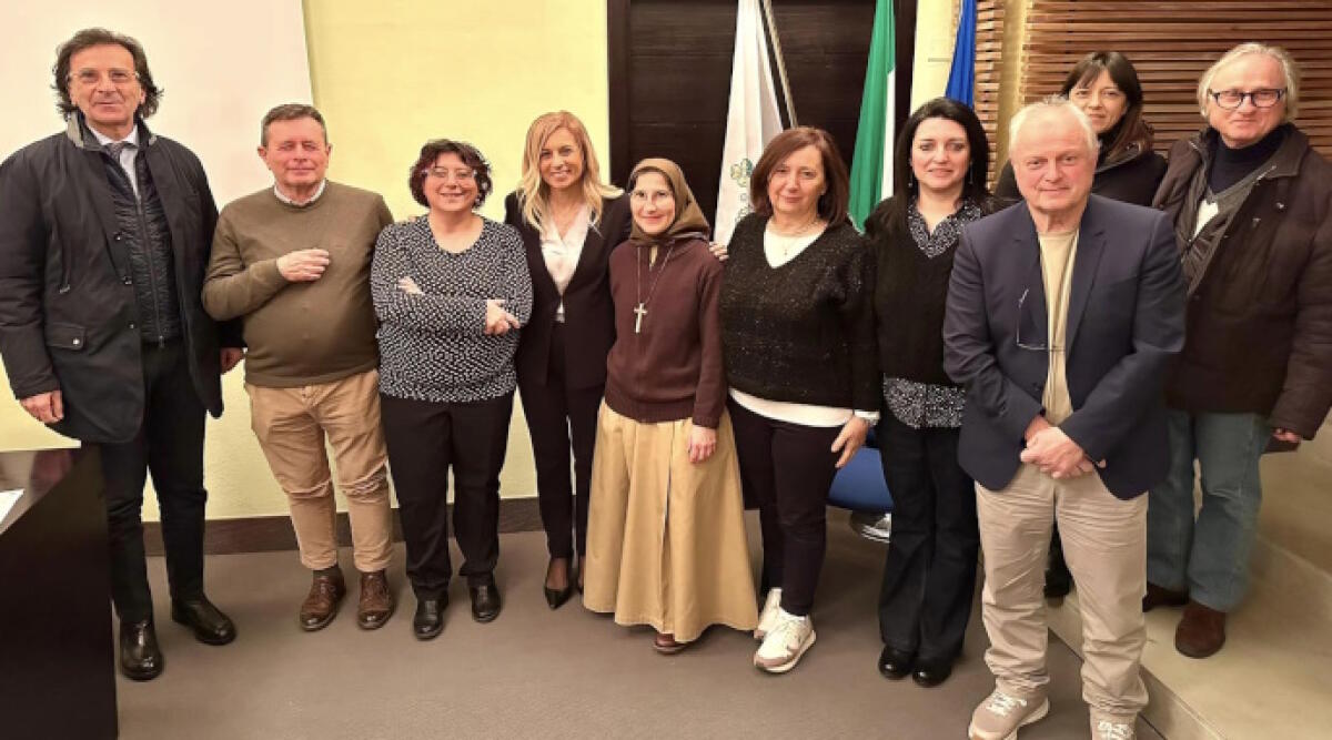 Donne madri e disabilità al centro di un incontro pubblico a Coriano - La giunta con gli ospiti della serata