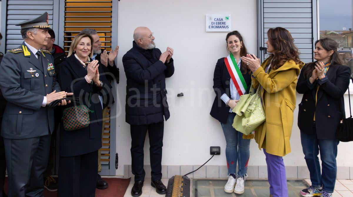 Inaugurata la "Casa di Ebere e Romanus" a Santarcangelo: nuova vita per l'immobile confiscato alla criminalità - Il momento dell'intitolazione dell'immobile - ph Claudio Zamagni